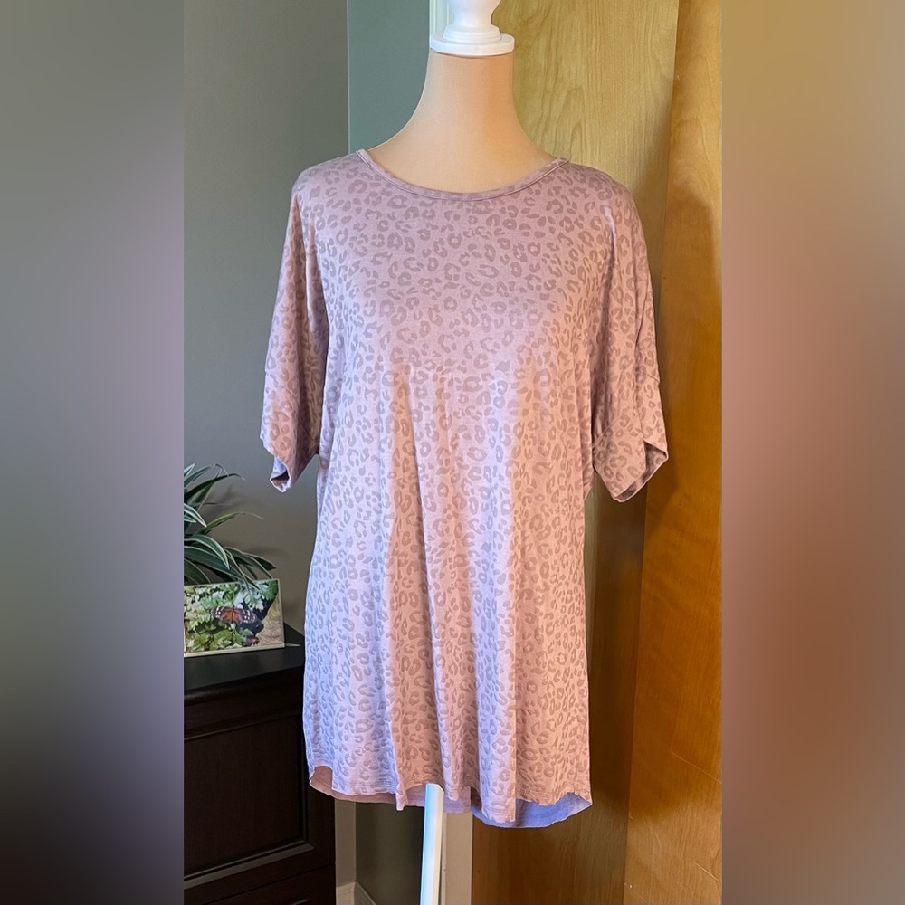 Easel Oversized Top